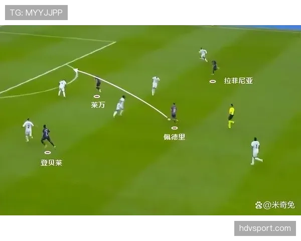 本泽马与凯恩的前场组织能力差异及其战术角色解析