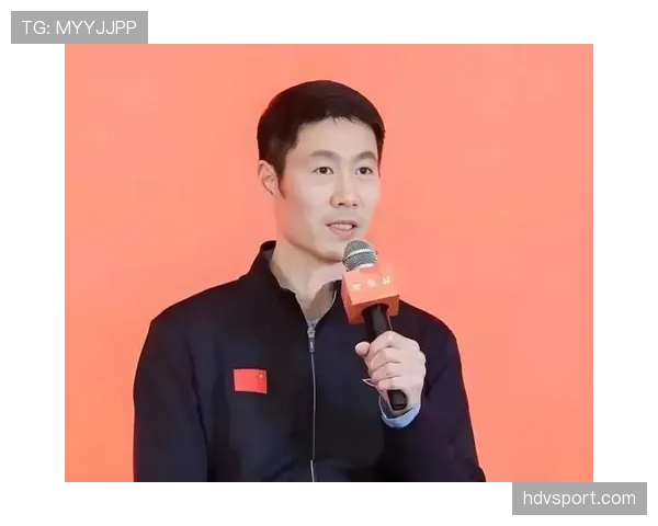 王励勤练球的时候手机静音是为了啥？难道他连微信红包都不看？